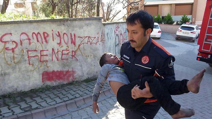 Gecekondu yangınında can pazarı: Küçük Emiri son anda kurtardılar