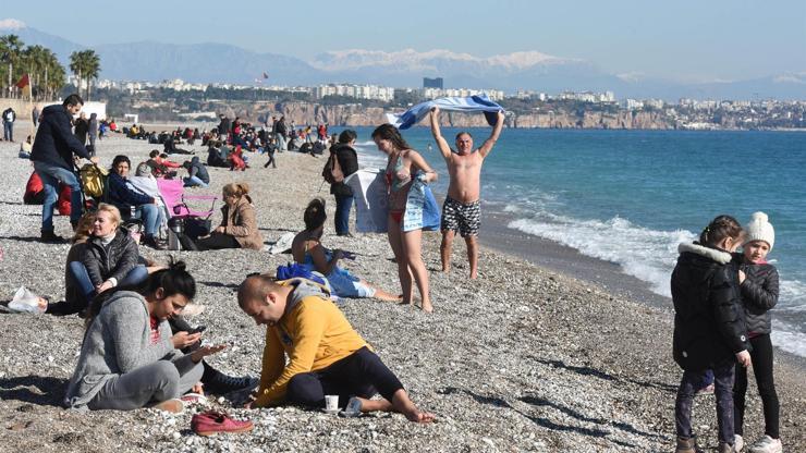 Antalyada yeni yılın ilk gününde deniz keyfi