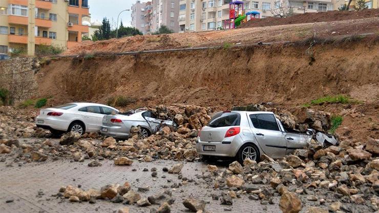 Adanada istinat duvarı arabaların üzerine yıkıldı