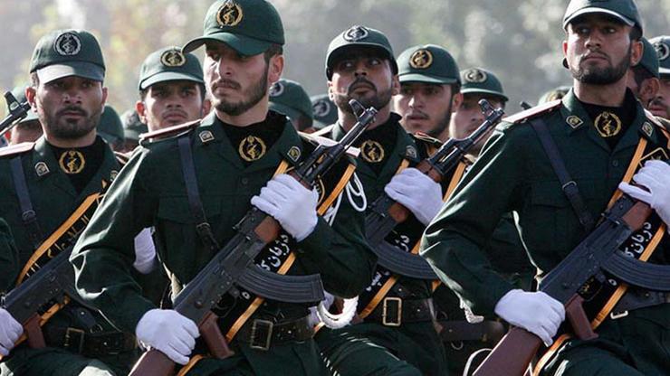 İranda Devrim Muhafızları sokağa indi