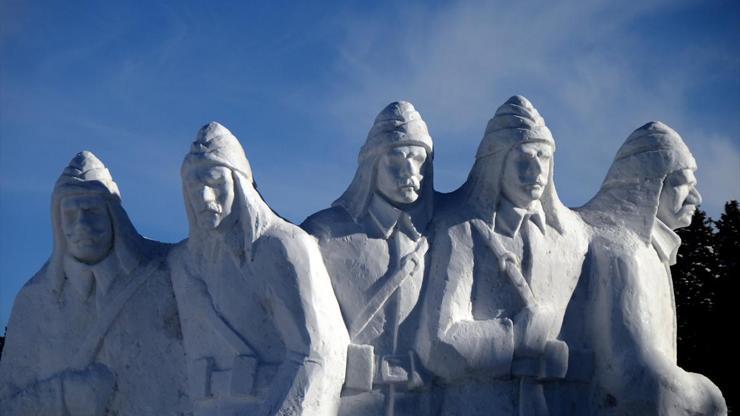Sarıkamış’ta 90 bin şehidin anısına kardan heykeller yapıldı