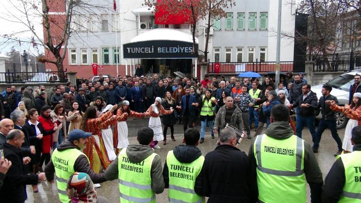 Tunceli Valisi işçilerle halay çekti