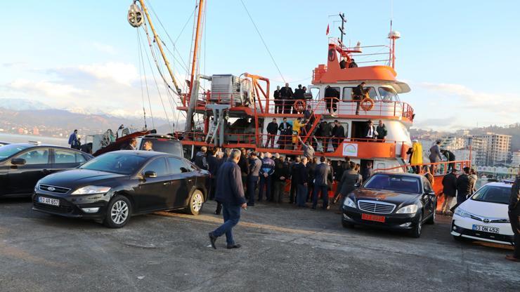 “En fazla 25 kişi binebilir” dedikleri balıkçı teknesine 50nin üzerinde kişi bindirdiler