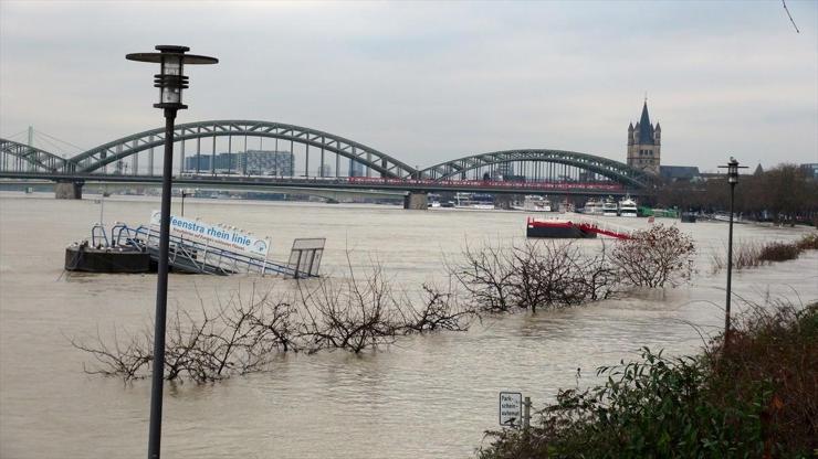 Almanyada Ren Nehri paniği, her saat sular 2 santimetre yükseliyor