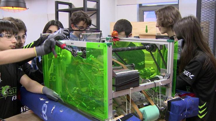 Liseli öğrencilerin robot tasarım başarısı