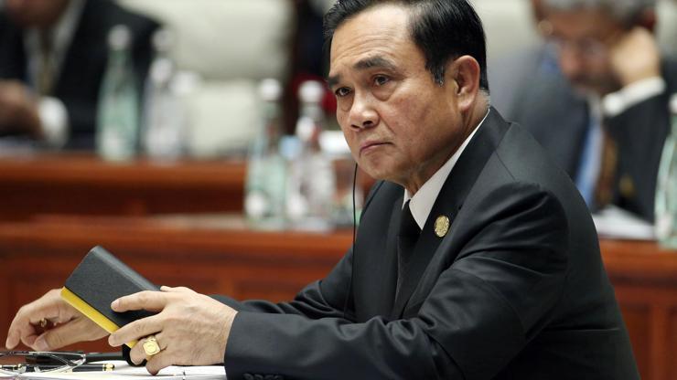 Basının karşısında sıkışan Tayland Başbakanı çözümü makette buldu