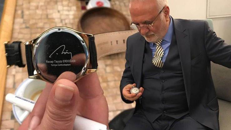 Kolunda Erdoğan imzalı, cebinde Bahçelinin Bozkurtlu saatini taşıyor