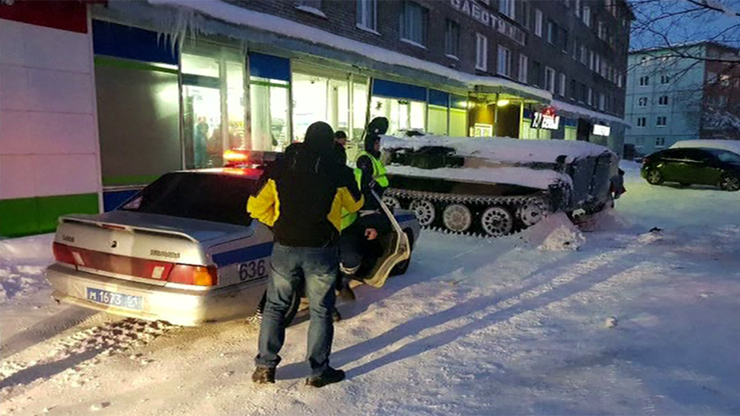 Rusyada sarhoş sürücü tank çalıp market soydu