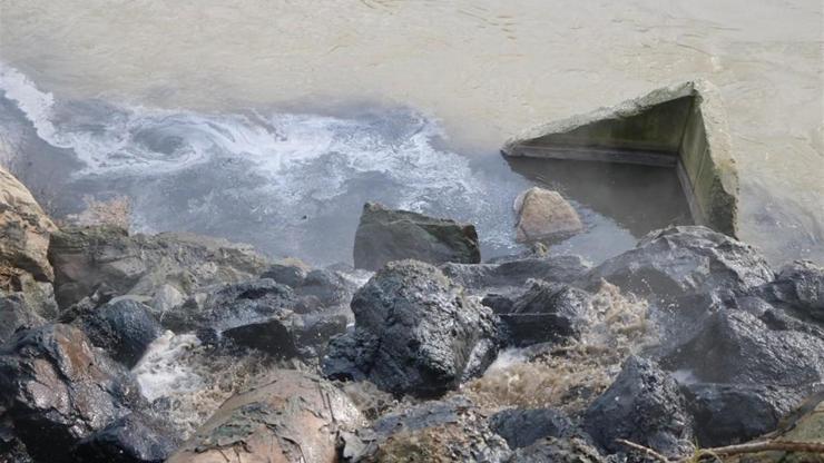 Kimyasal atık Sakarya Nehrini siyaha bürüdü