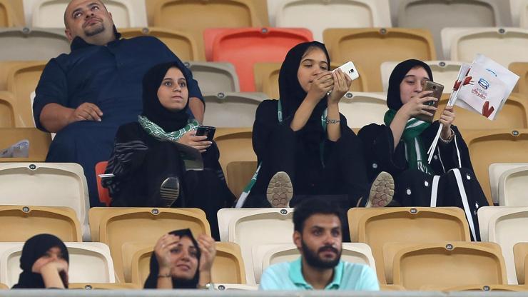 Suudi kadınlar ilk kez bir maçı statta izledi