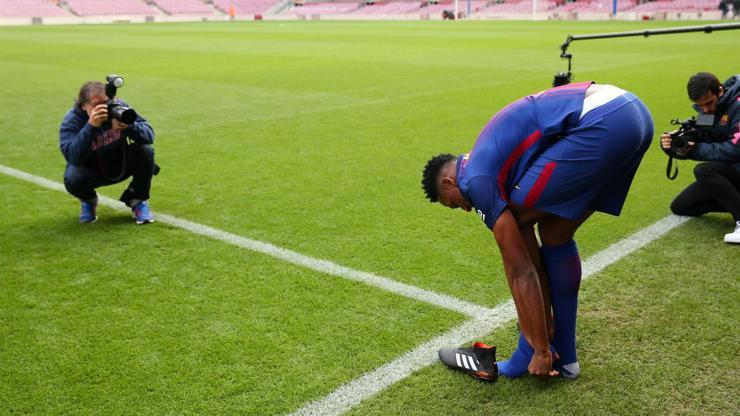 Barcelonanın yeni transferi çıplak ayakla sahaya çıktı