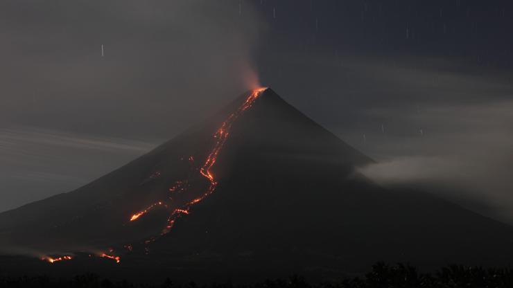Mayon lav püskürtmeye başladı