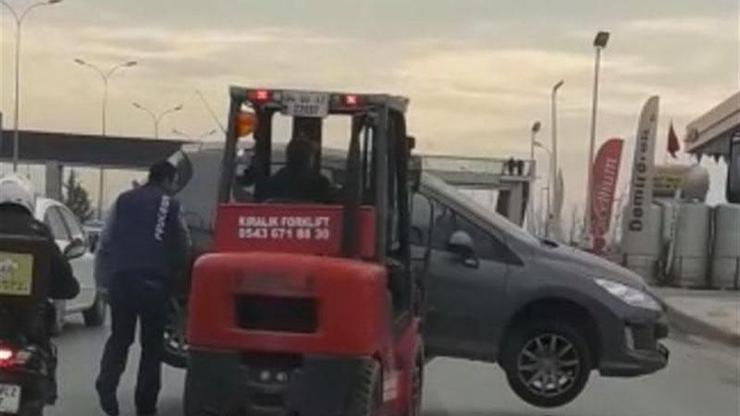 Arıza yapan otomobil forkliftle yoldan kaldırıldı
