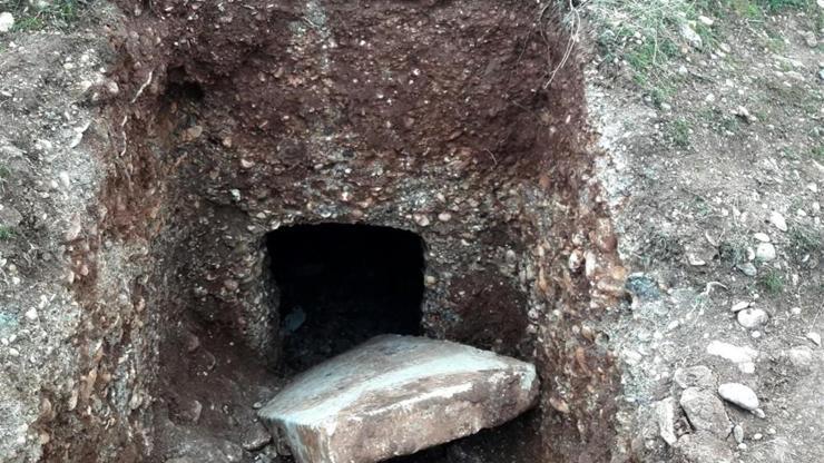 Defineciler Roma dönemine ait oda mezar buldu