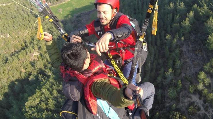 Adanalı berber müşterisini yamaç paraşütünde tıraş etti