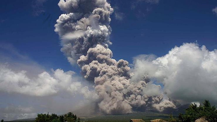 Mayon Yanardağı patladı