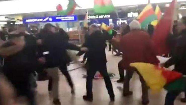 PYD/PKK yandaşları Almanyadaki havalimanında Türk yolculara saldırdı