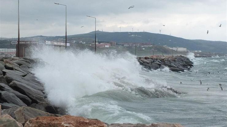 Fırtına Bandırma Körfezi’nde deniz trafiğini etkiledi