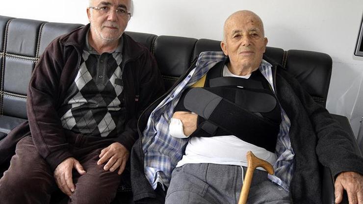 91 yaşındaki adam köpeklerden kaçarken omzunu kırdı