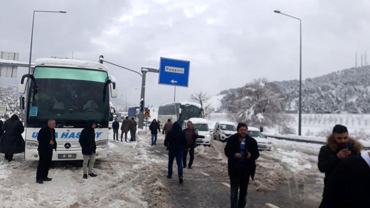 Kar Adanada yol kapattı