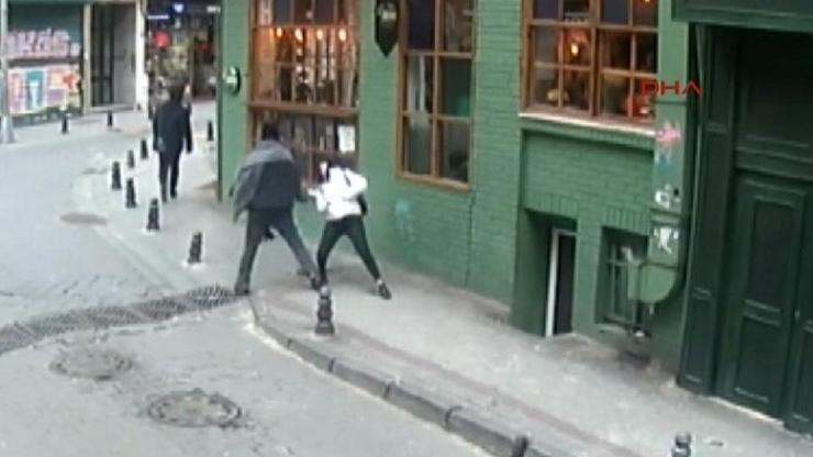 Erkek şiddeti eşik atladı: Kadıköyde yolda yürüyen liseliye saldırdı