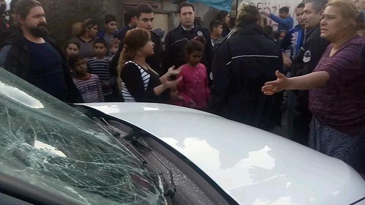 Adanada polis aracına taş ve sopalarla saldırdılar