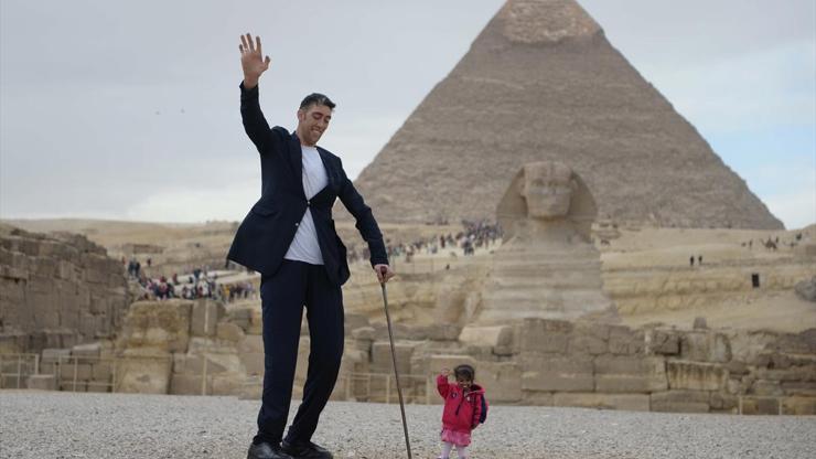 Dünyanın en uzun adamı ve en kısa kadını Giza Piramitlerini gezdi