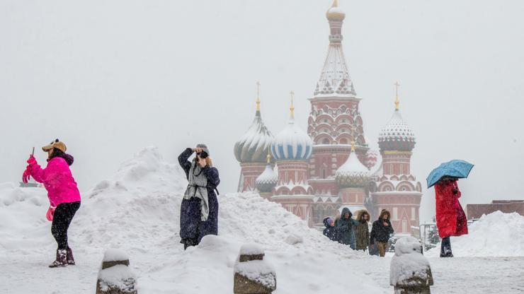 İki gün aralıksız yağan kar Rusyayı beyaz bir masal kentine çevirdi