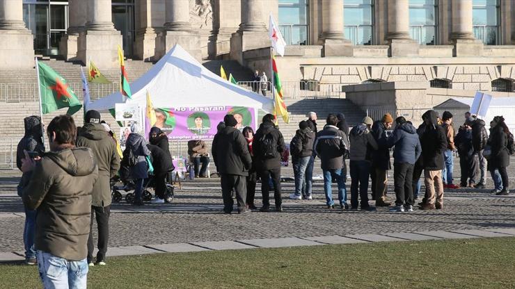 PYD/PKK yandaşları Alman Meclisi önünde çadır açtı