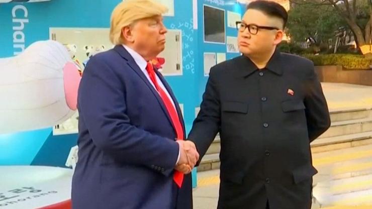 Trump ile Kim Jong-Un sonunda bir araya geldi