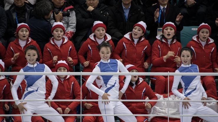 Kuzey Koreli ponpon kızlar Güney Koreli pop şarkıcılarını ezdi geçti