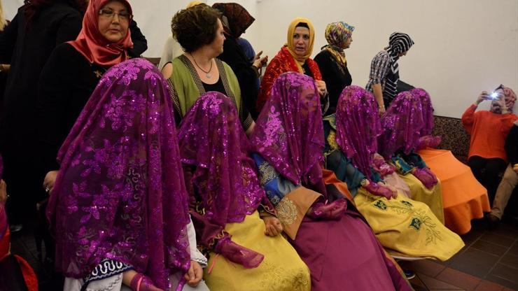 Bursada engelli kızlara temsili kına gecesi düzenlendi