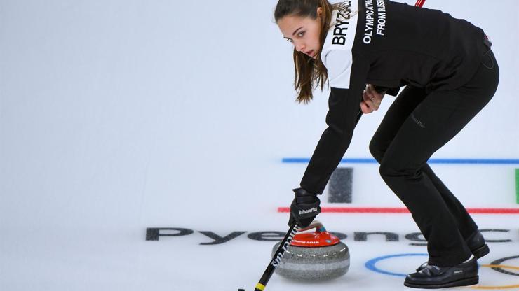 Curlingde Angelina Jolie ve kocası üçüncü oldu