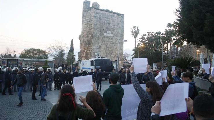 Antalya’daki gözaltı protestosuna polis müdahelesi