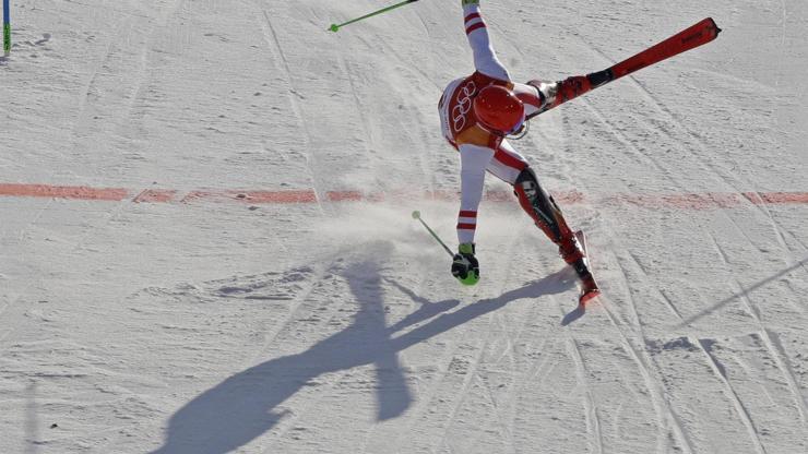 Rus kayakçının yüzü kanlar içinde kaldı