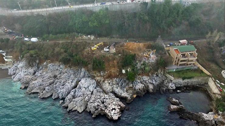 Zonguldakta deniz kenarındaki kaçak yapılar yıkılıyor
