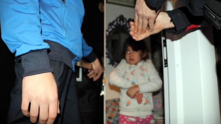 Ailesinin içeriye kilitleyip işe gittiği 5 yaşındaki Iraklı kızı polis kurtardı