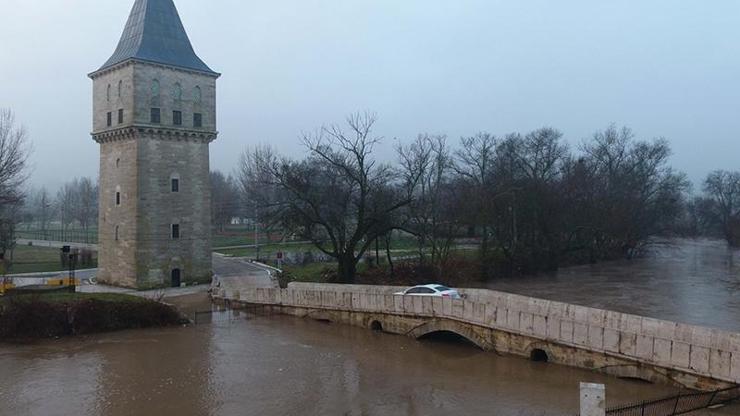 Yağışlarla taşan Tunca Nehrinin debisi düşüşe geçti