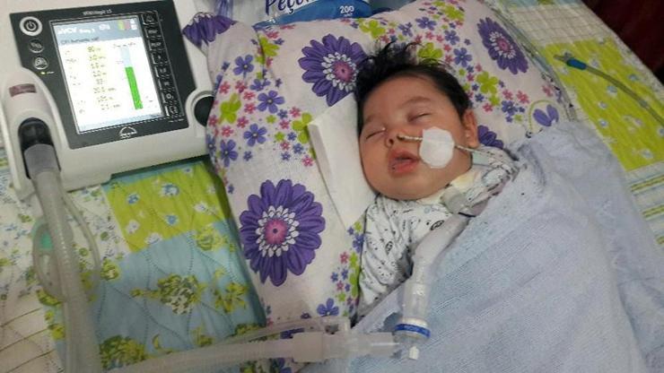 Hakkaride görevli askerin hasta bebeği yardım bekliyor