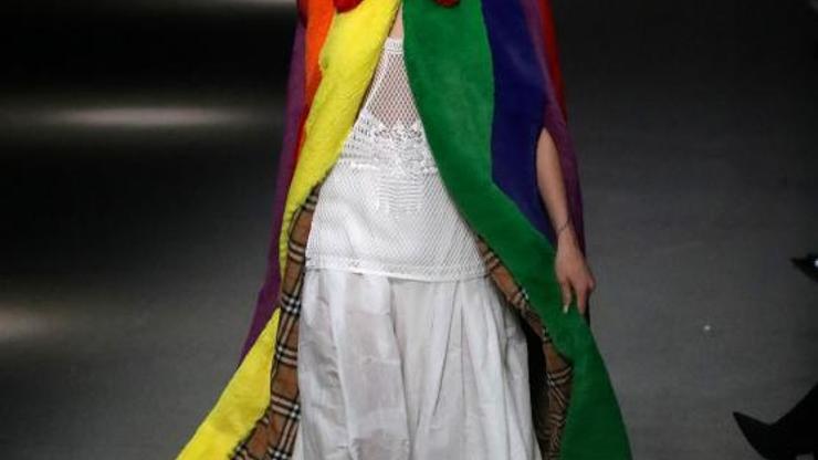 Ajda Pekkan, Londra Moda Haftasında podyuma çıktı