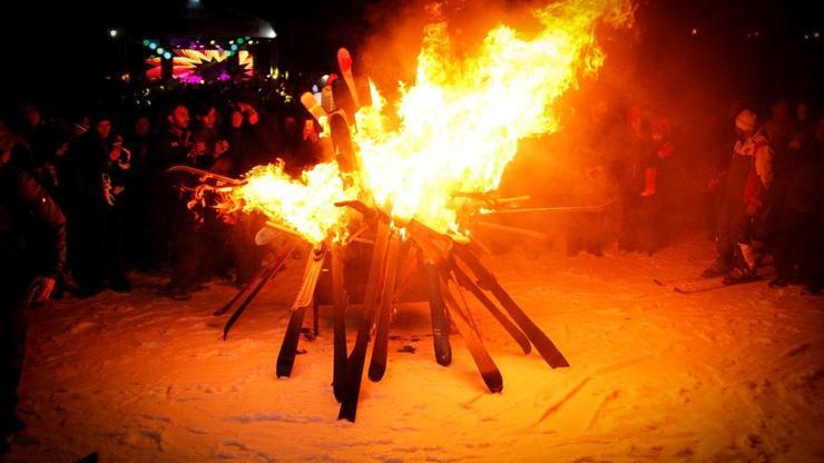 Kış Olimpiyatlarındaki Türk sporcuları protesto edip kayakları ateşe verdiler