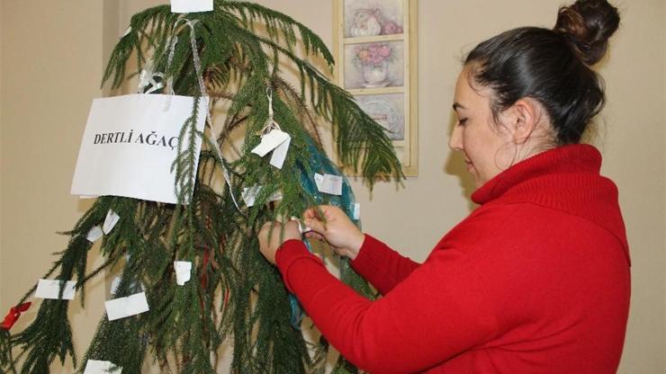 Kadınlar sıkıntılarını ‘Dertli Ağacı’na asıyor