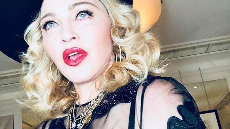 Pop müzik efsanesi Madonnadan 59 yaşında üstsüz selfie