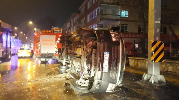 Ankarada servis aracıyla otomobil çarpıştı: Yaralılar var