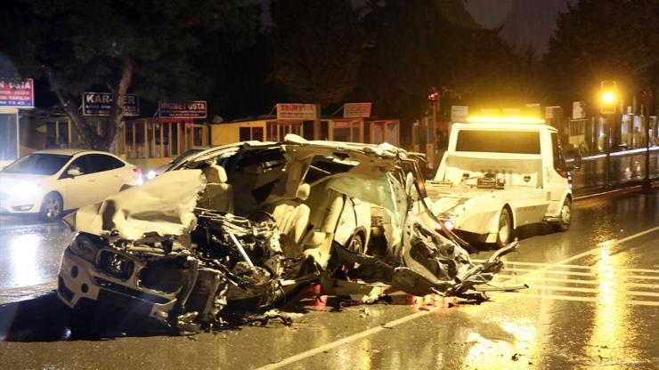 İzmirde korkunç kaza: Lüks otomobil kamyonetle çarpıştı