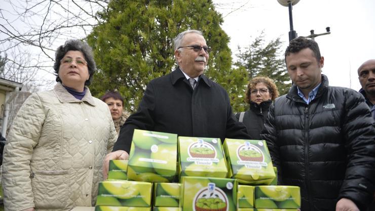 CHPli belediyeye öğrencilere elma dağıtma izni verilmedi