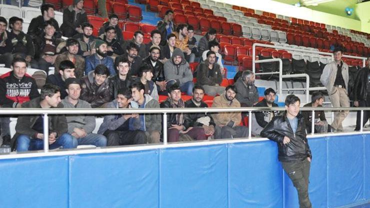 Artvin'de 79 kaçak göçmen yakalandı Artvin'de 79 kaçak göçmen yakalandı