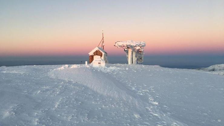 Burası İzmir... Beş saatte Eskimo evi yaptı