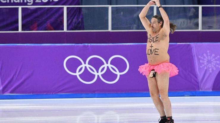 Kış Olimpiyatlarında şok: Piste atladı soyunmaya başladı