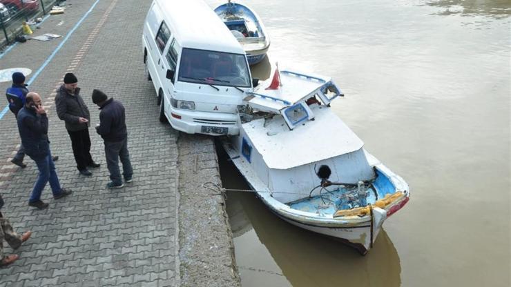 Akılalmaz kaza Minibüs çaydaki balıkçı teknesine çarptı